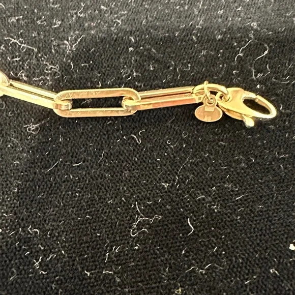 Elegant 14 kt Gold large link Bracelet 
Pair other bracelets or on its own. - Picture 3 of 7